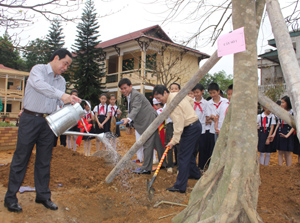 Đồng chí Nguyễn Văn Quang, Phó Bí Thư TT Tỉnh ủy, Chủ tịch HĐND tỉnh trồng cây tại khuôn viên trường tiểu học Phong Phú.