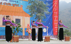 Tiết mục múa của thiếu nữ Thái Mai Châu trong Lễ hội Xên Mường năm 2013.