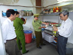 Đoàn kiểm tra liên ngành của tỉnh kiểm tra việc đảm bảo VSATTP tại nhà hàng kinh doanh ăn uống ở thị trấn Bo (Kim Bôi).