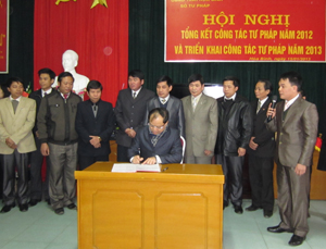 Đại diện các phòng, đơn vị, cơ quan Tư pháp huyện, thành phố  ký kết giao ước thi đua năm 2013.
