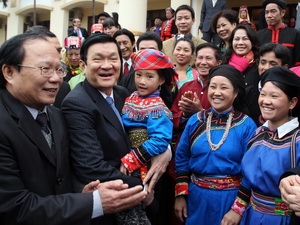 Chủ tịch nước Trương Tấn Sang với đồng bào các dân tộc thiểu số. (Ảnh: Nguyễn Khang/TTXVN)