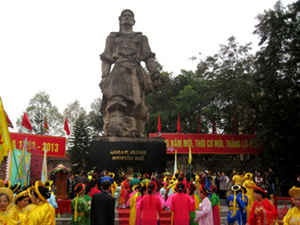 Tượng đài Quang Trung trong ngày lễ hội. (Ảnh: hanoimoi)