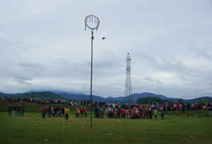 Nhân dân tham gia trò chơi ném còn trong hội xuân Văn hóa - Thể thao huyện Kỳ Sơn năm 2013.