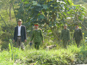 Công an huyện Đà Bắc thường xuyên phối hợp với lực lượng công an viên cơ sở nắm tình hình ANTT trên địa bàn.