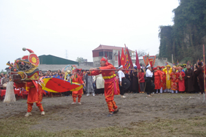 Biểu diễn múa lân tại lễ hội chùa Hang.