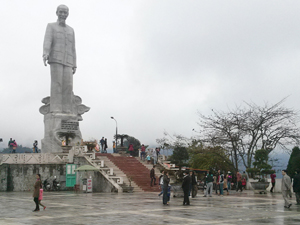 Trong dịp Tết Nguyên đán Quý Tỵ 2013, có khoảng 5.000 lượt khách trong và ngoài tỉnh đến thăm quan, dâng hương viếng Tượng đài Bác Hồ bên công trình thủy điện Hòa Bình.