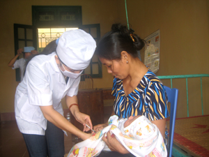 Trạm y tế thị trấn Mường Khến (Tân Lạc) thực hiện tốt công tác tiêm vắc xin phòng bệnh định kỳ cho trẻ từ 0-5 tuổi. Ảnh: B.M