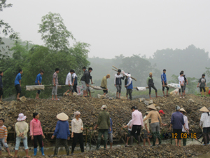 ĐV-TN  huyện Kim Bôi tham gia hoạt động tình nguyện tại xã Bắc Sơn đào đắp đất, đá, phân dòng chảy góp phần chống hạn cho diện tích cây trồng vụ chiêm - xuân.