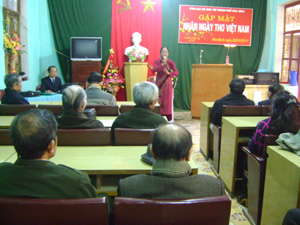 Tác giả Phương Bình trình bày bài thơ “Chiều lăng Bác” tại buổi gặp mặt.