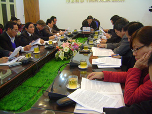 Đồng chí Bùi Văn Cửu, Phó Chủ tịch TT UBND tỉnh chủ trì tại đầu cầu Hòa Bình.