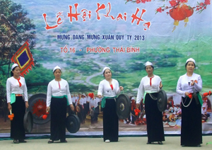 TPHB có nhiều hoạt động bảo tồn, phát huy giá trị văn hóa truyền thống tốt đẹp. Trong ảnh: Tiết mục đánh cồng chiêng tại Lễ hội Khai hạ năm 2013 của nhân dân tổ 16, phường Thái Bình (TPHB).