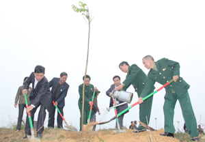 Lãnh đạo Hội CCB tỉnh, huyện Kỳ Sơn và các hội viên CCB tham gia trồng cây tại xóm Đồng Sông.