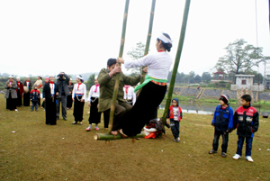 Người dân Mường Vang vui các trò chơi dân gian trong lễ hội.