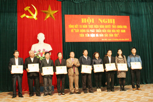 Lãnh đạo Huyện ủy Đà Bắc trao giấy khen cho các tập thể có thành tích xuất sắc trong 15 năm thực hiện Nghị quyết Trung ương 5 (khóa VIII).