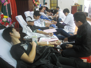 Trên 500 cán bộ, giáo viên, HS-SV trường trung cấp Y tế Hòa Bình đăng ký hiến được trên 300 đơn vị máu đủ tiêu chuẩn tại “Chiến dịch vận động hiến máu tình nguyện dịp Tết Nguyên đán và lễ hội Xuân Hồng” năm 2013.