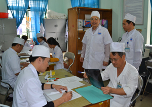 Đồng chí Trần Quang Khánh, Giám đốc Sở Y tế kiểm tra việc cải cách thủ tục hành chính tại Bệnh viện đa khoa thành phố Hòa Bình.