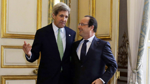 Ngoại trưởng Mỹ John Kerry (trái) và Tổng thống Pháp Françoise Hollande sau cuộc gặp tại điện Elysée hôm 27-2 - Ảnh: Reuters