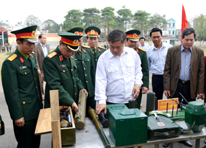 Đồng chí Hoàng Việt Cường, Bí thư Tỉnh ủy, Bí thư Đảng ủy Quân sự tỉnh thăm quan mô hình học cụ phục vụ công tác huấn luyện của LLVT tỉnh.