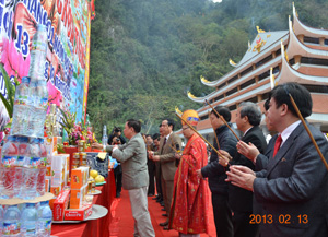 Các đồng chí lãnh đạo Tỉnh ủy, HĐND, UBND, UBMTTQ tỉnh thực hiện nghi lễ dâng hương.