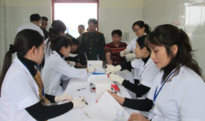 Ban CHQS thành phố phối hợp với Bệnh viện Đa khoa thành phố Hòa Bình tổ chức khám sức khỏe cho thanh niên nguồn tuyển quân năm 2013.
