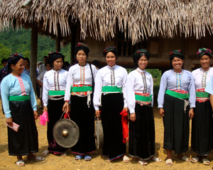 Phụ nữ xã Đồng Chum (Đà Bắc) xúng xính áo quần vui Tết cơm mới.