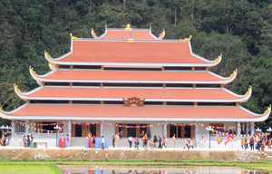 Quần thể chùa Tiên, xã Phú Lão (Lạc Thủy) mới được hoàn thiện với tổng mức đầu tư trên 22 tỷ đồng, đáp ứng nhu cầu tâm linh, tín ngưỡng của nhân dân.