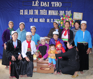 Hội viên Hội Người cao tuổi, Hội phụ nữ trong xã và con cháu luôn bên cạnh động viên, chia sẻ với Mẹ Bùi Thị Triều.