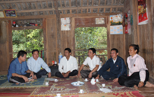 Đảng ủy, chính quyền xã Nà Phòn (Mai Châu) và xóm Nà Thia thường xuyên đến thăm hỏi tình hình đời sống của gia đình anh Khà Văn Nhất.
 


 


