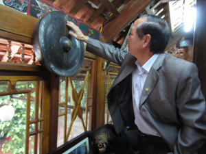 Chiêng cổ được trưng bày trang trọng trong ngôi nhà sàn đậm đà bản sắc dân tộc của ông Bùi Thanh Bình.

