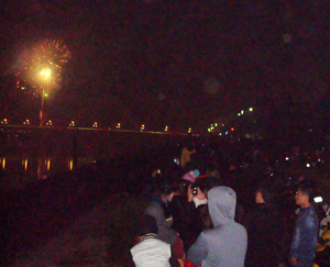 Trong thời khắc giao thừa, hàng nghìn người dân TP Hòa Bình đã đổ về hai bờ sông Đà xem bắn pháo hoa.