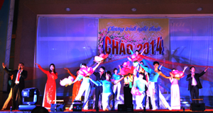 Tiết mục ca múa trong đêm nghệ thuật đón giao thừa chào xuân Giáp Ngọ 2014.