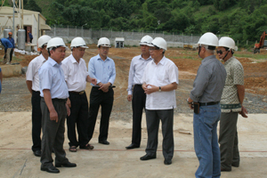 Đồng chí Bùi Văn Tỉnh, UVT.Ư Đảng, Chủ tịch UBND tỉnh (người đứng ngoài bên trái) kiểm tra tình hình sản xuất tại nhà máy thức ăn chăn nuôi Comfeed Japfa (Kỳ Sơn).