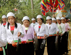 Phường bùa đi chúc Tết tại lễ hội Khai hạ Mường Bi, xã Phong Phú (Tân Lạc). Ảnh: HD

