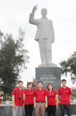 Cán bộ, phóng viên Báo Hoà Bình chụp ảnh lưu niệm tại Tượng đài Chủ tịch Hồ Chí Minh trên đảo Cô Tô, tỉnh Quảng Ninh.

