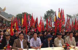 Hàng chục ngàn người dân tham dự lễ hội Chùa Tiên 2014.