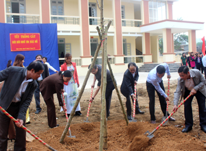 Các đồng chí lãnh đạo  Sở NN&PTNT, huyện Yên Thuỷ tham gia trồng cây tại trường tiểu học Ngọc Lương.