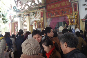 Đông đảo Phật tử, du khách đi lễ đền Bờ đầu xuân 2014.