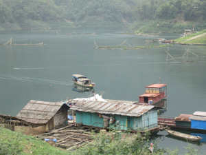 Người dân xã vùng hồ Hiền Lương phát triển nghề nuôi cá lồng, góp phần nâng cao đời sống, thu nhập.

