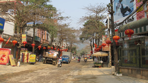 Dọc các tuyến phố thị trấn Hàng Trạm (Yên Thủy) người dân treo cờ, trang trí đón năm mới.

