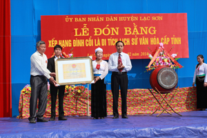 Được sự uỷ quyền của UBND tỉnh, lãnh đạo Sở VH,TT&DL đã trao bằng công nhận Đình Cổi là di tích lịch sử văn hoá cho xã Bình Chân (Lạc Sơn).