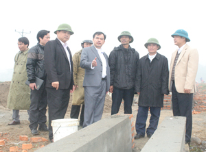 Đồng chí Hoàng Văn Đức, Bí thư Huyện ủy Lương Sơn kiểm tra tình hình sản xuất, đầu tư hạ tầng thủy lợi tại xã Cư Yên.