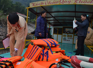 CSGT đường thủy kiểm tra điều kiện an toàn tại các tàu thuyền tại bến Thung Nai (Cao Phong).