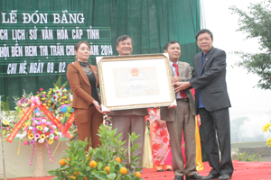Đồng chí Bùi Ngọc Lâm, TUV, Giám đốc Sở VH-TT&DL trao bằng công nhận di tích lịch sử văn hóa cấp tỉnh cho lãnh đạo thị trấn Chi Nê.