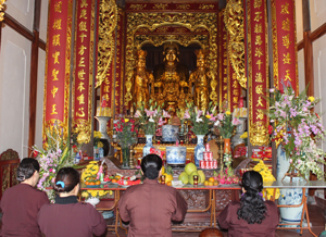 Chính điện (ban tam bảo) là khu vực quan trọng nhất của nhà chùa nên việc hành lễ tại đây cần được thực hiện đúng phép tắc. (Ảnh chụp tại Hòa Bình Phật Quang tự).