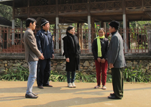 Cán bộ MTTQ huyện Mai Châu trao đổi với người dân xã Mai Hạ về kinh nghiệm xây dựng mô hình tổ liên gia tự quản.