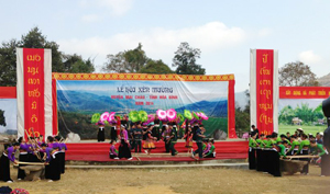 Biểu diễn văn nghệ tại Lễ hội Xên Mường, huyện Mai Châu năm 2014.