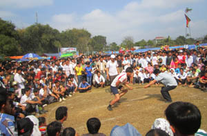Một trận thi đấu môn đẩy gậy nằm trong các hoạt động TDTT mừng xuân Giáp Ngọ của huyện Tân Lạc.