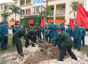 Cán bộ, giáo viên, học viên nhà trường đã tham gia trồng cây  trong vườn trường.