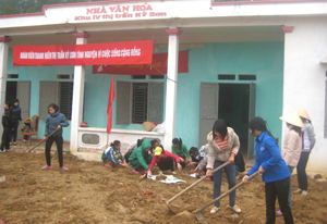 Phát huy vai trò xung kích của tuổi trẻ, năm qua, Đoàn Thanh niên thị trấn Kỳ Sơn (Kỳ Sơn) đã huy động đông đảo ĐV-TN tham gia lao động tình nguyện, góp sức xây dựng các công trình phúc lợi trên địa bàn.