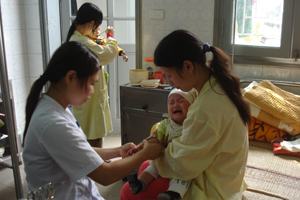 Trẻ em cần được quan tâm chăm sóc đặc biệt khi thời tiết lạnh ẩm để phòng, tránh bệnh. Ảnh chụp tại khoa Nhi (Bệnh viện đa khoa tỉnh).
